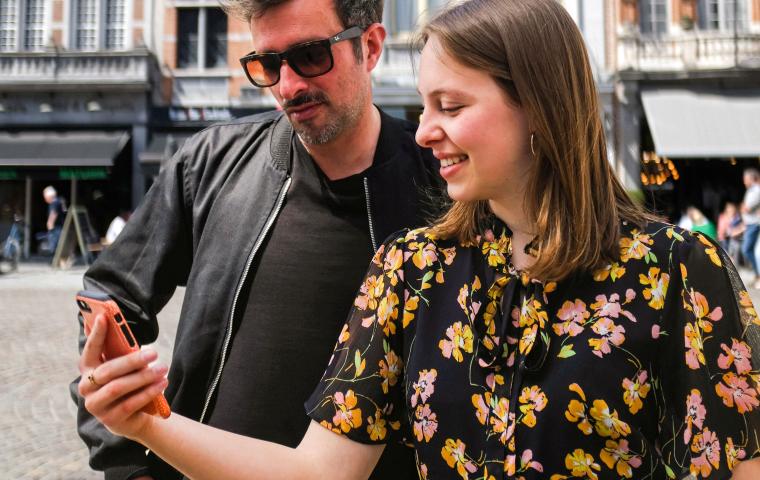 Mensen op wandeling met de app Resourcity 