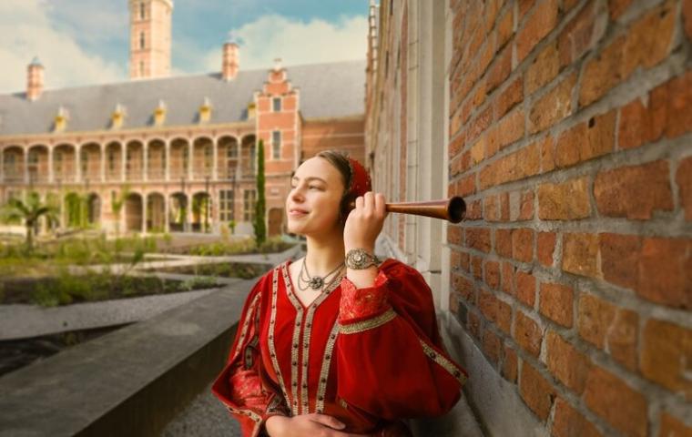 Margaretha luistert de muren af 