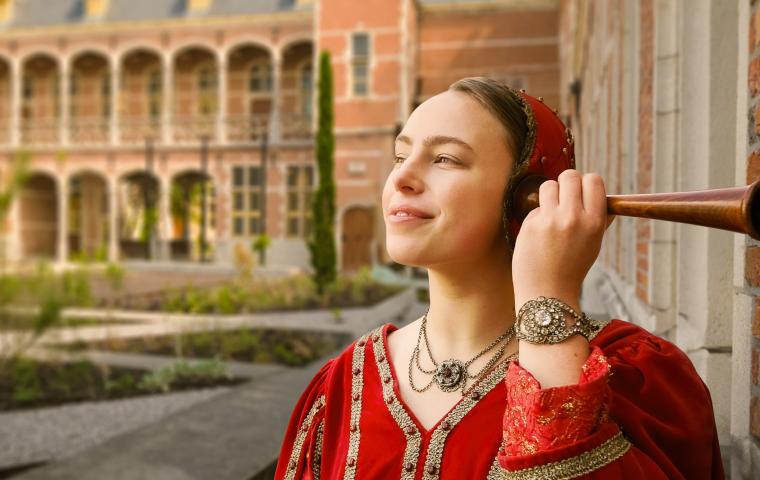 Margareta van Oostenrijk met een luisterhoorn in de hand