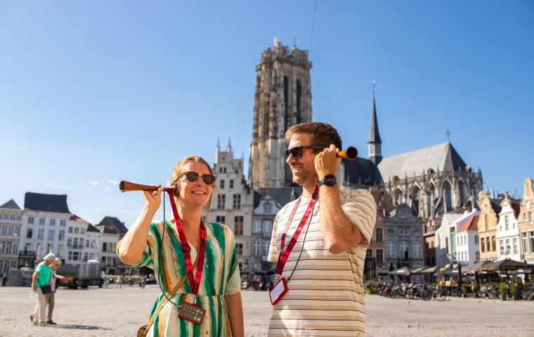 Toeristen Luisteren naar Als Muren Konden Praten op Grote Markt
