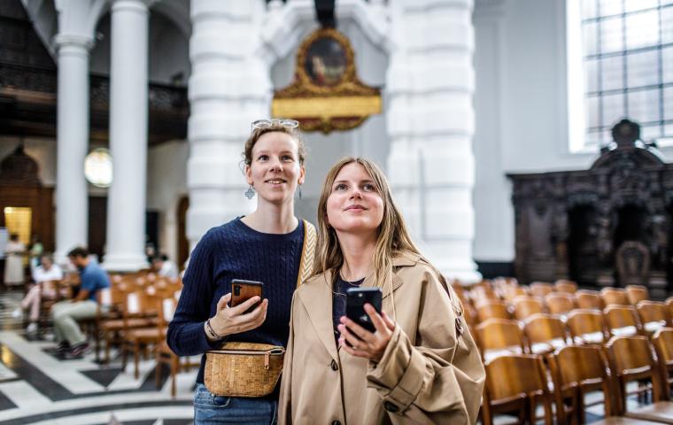 bezoekers kijken naar omhoog