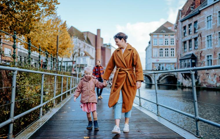 Mama wandelt met dochter over Dijlepad
