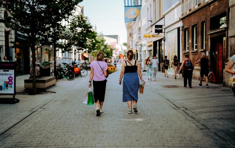 vriendinnen shoppen op de Bruul