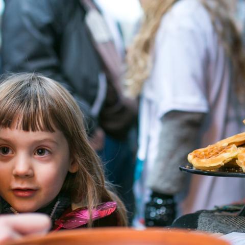 Kindje en mama op de zaterdagmarkt 