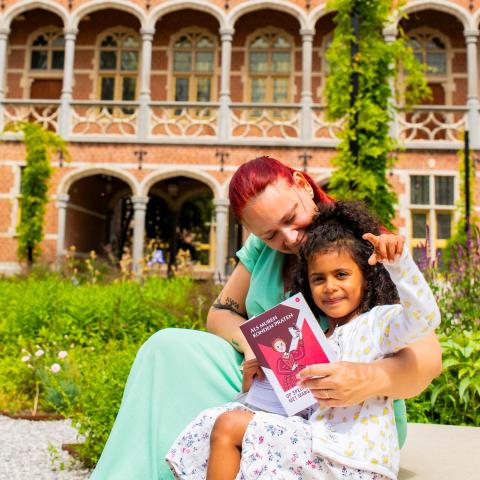 Kind en mama met het speurtocht boekje