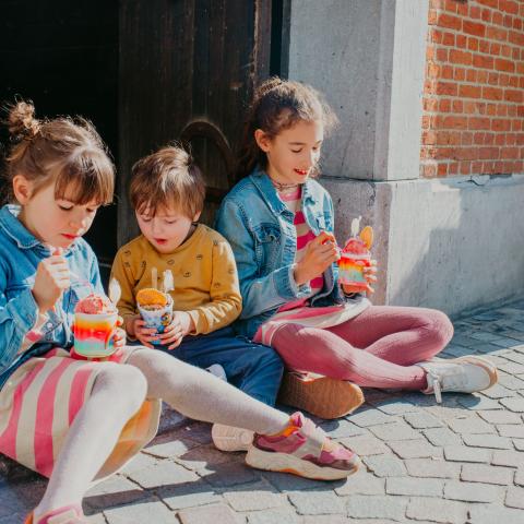 Kinderen eten een ijsje