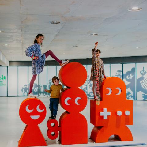 Kinderen aan de ingang van het Speelgoedmuseum