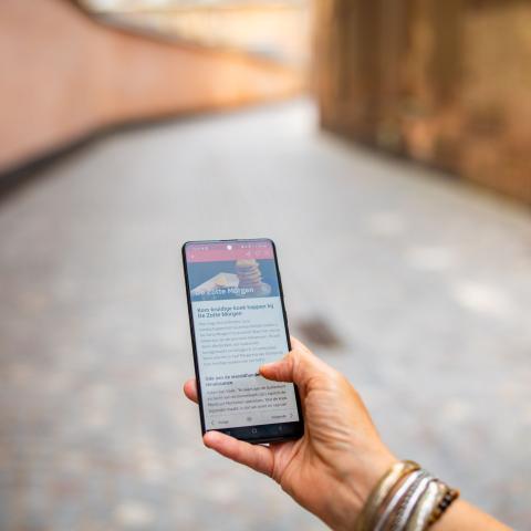Smartphone met de Visit Mechelen app
