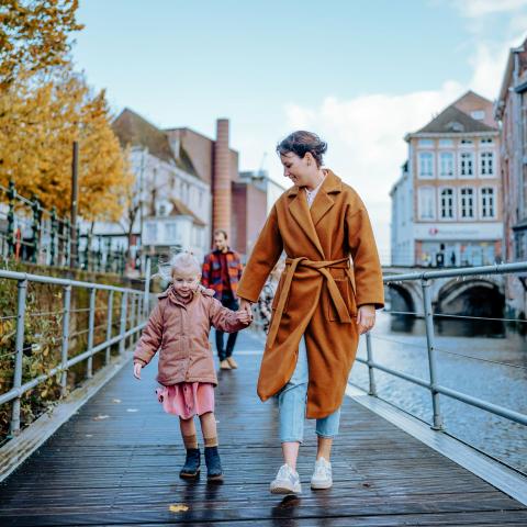 Mama wandelt met dochter over Dijlepad