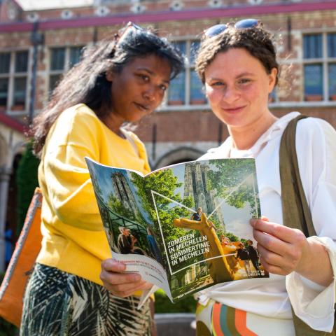 Meisjes bekijk de lente- en zomerbrochure 