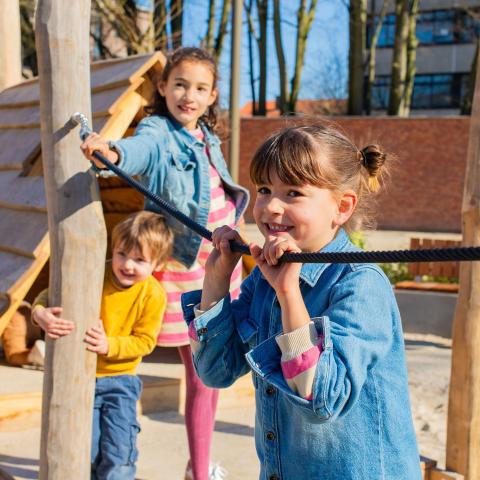 Kinderen in de speeltuin in de Kruidtuin