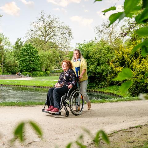 Rolstoelgebruiker in de kruidtuin