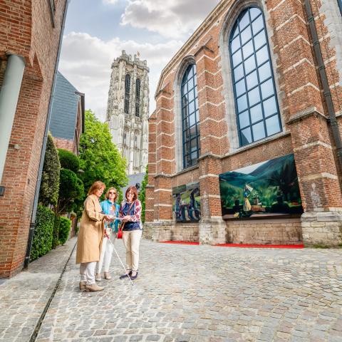 Groepje vrouwen aan de Sint-Romboutstoren